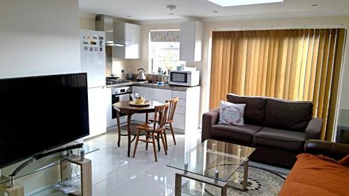 Ravensbury Maison | Luxury London Ensuite Double Room, Park free, Tram-Train!