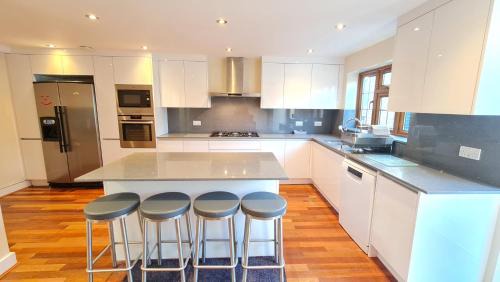 Cranbrook Maison | Luxury London House Sleeps x 16, Free Parking, Free Wifi, Garden Patio, Close to tube line easy access to Central London