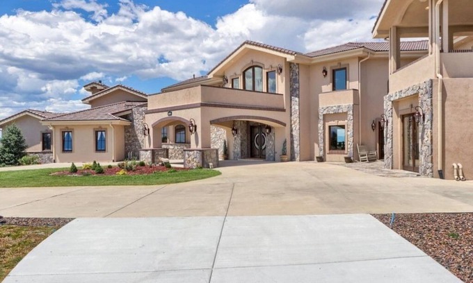 Denver Villa | Luxury Mansion Retreat, Sleeps 16+ ,Panoramic VIEWS 36 Acre Land .in the city .
