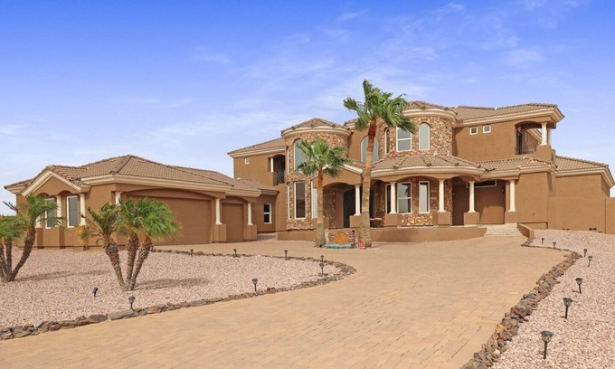 Litchfield Park Maison | Luxury Mansion with 4 private balconies! Amazing inside and outside!