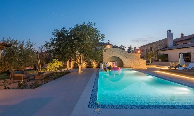 Fiorini Villa | Villa de luxe méditerranéenne de 4 chambres pour 8 personnes avec sauna et piscine chauffée