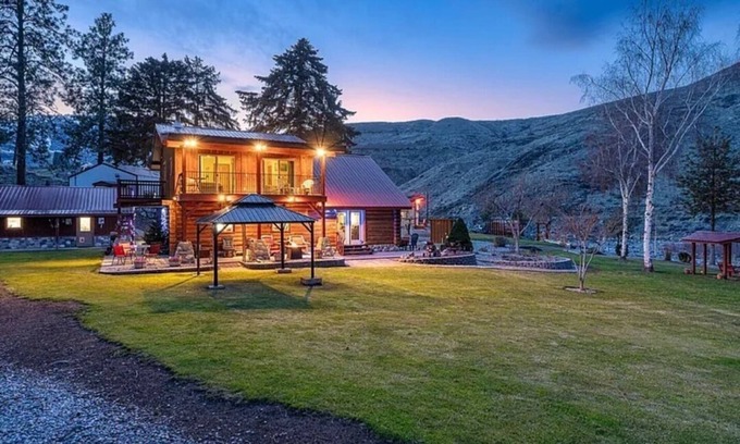 Pateros Maison | Luxury Methow River Retreat