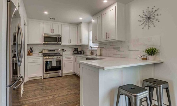 Central Oklahoma City Maison | Luxury Modern 3BR - Private Primary Suite!