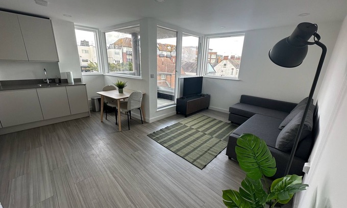 Leigh-on-Sea Appartement | Luxury modern Apt with parking on Leigh Broadway