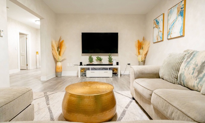 Readville Maison | Luxury Modern Home - Family Friendly Close to Boston and Gillete Stadium!