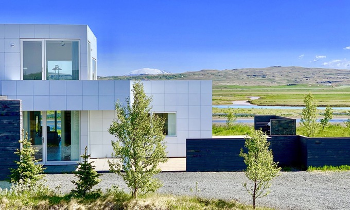 Laugaras Cottage | Hot Tub de luxe, moderne, avec une vue fantastique sur la rivière et la montagne sur le cercle d'or
