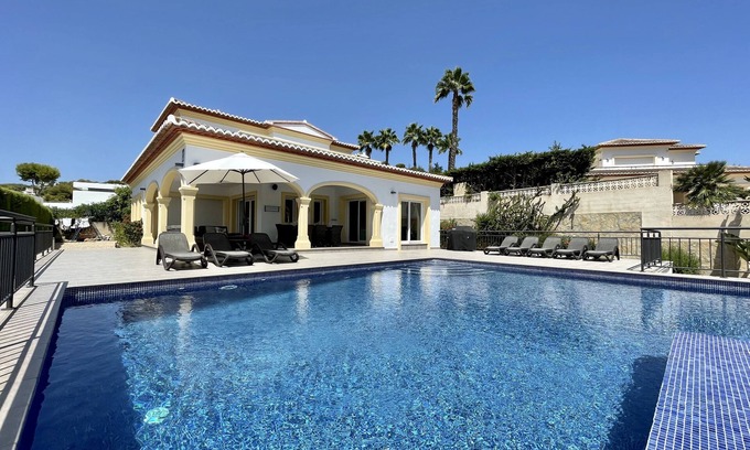 Pinar del Advocat Villa | Villa spacieuse de luxe avec piscine à débordement privée, à distance de marche de Moraira