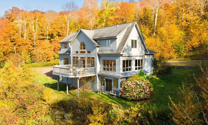 Bovina Center Maison | Jazzy Contemporary 3 Level 4 BR 4 Bath Retreat with Amazing Views