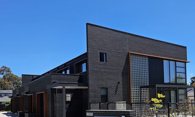 Pearce Maison | Luxury new 4bedrm Townhouse with 2 cars garage, Wifi, Woden CBD