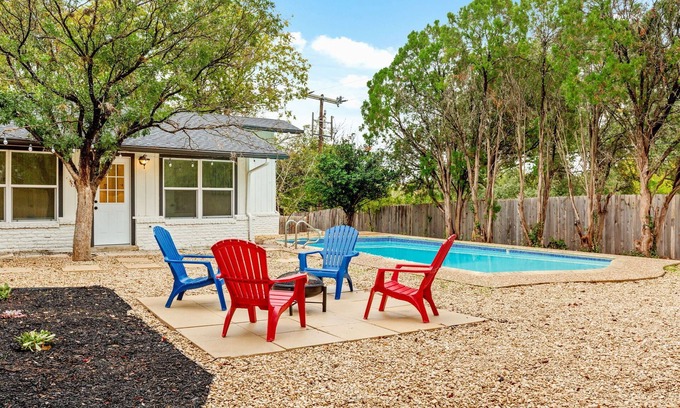 Oakwell Farms Maison | Luxury Newly Renovated Home w/Private Pool+Fire Pit+BBQ Near Downtown&Airport