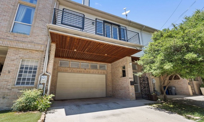 Oak Lawn Maison | Luxury Oak Lawn Oasis, Game Room, Parking, Balcony. The Best Area of Dallas
