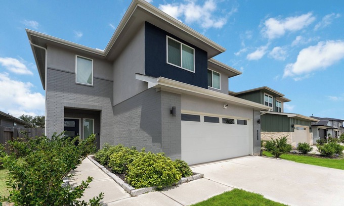 Southeast Houston Maison | "Luxury Oasis: Gated w/Park, Trails/Med Ctr/NRG!/Downtown/Pearland/Galleria"