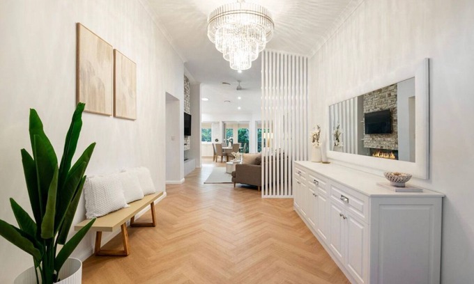Carindale Maison | Luxury Oasis in Carindale - Relax, Unwind & Enjoy! Pool, Wifi, AC & Chef Kitchen