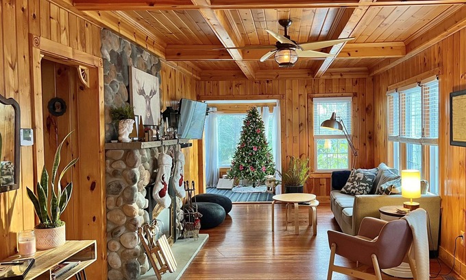 Irving Cabine | Luxury Oasis w/ hot tub, fire pit & beach access!