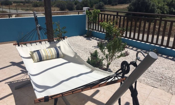 Tersefanou Appartement | Oasis de luxe avec jardin près de la plage et de l'aéroport