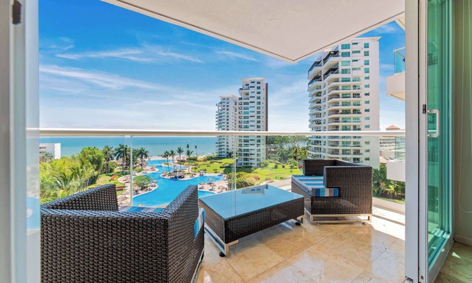 Marina Vallarta Appartement | Luxury Oceanfront 4BR Condo - Pool - Ocean View
