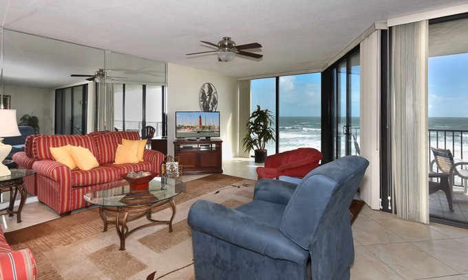 Bethune Beach Copropriété | Magnifique vue sur l'océan! Meilleur 2 chambres dans le complexe! Piscine et WiFi ~ CH516