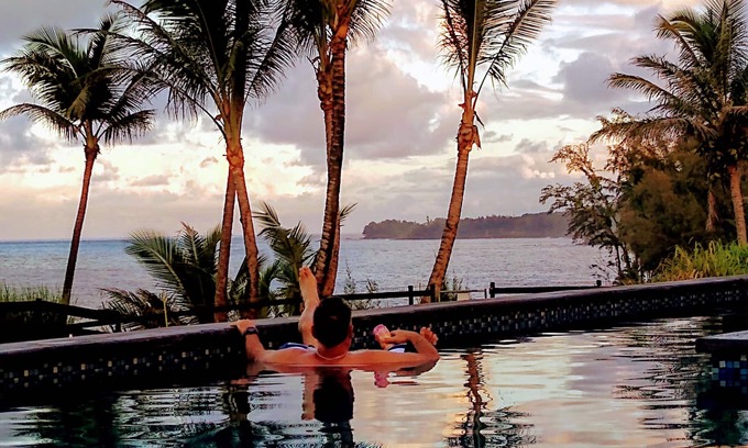 Hakalau Maison | Oceanfront Gated Estate Retreat - Banyan Tree B&B Suite w/ Horses-Beach 10m Walk