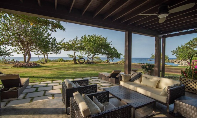 St. Ann's Bay Villa | Villa de luxe en bord de mer avec une vue imprenable! Piscine à débordement!