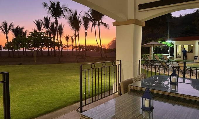 Barrio Los Faroles Copropriété | Luxury Oceanfront Villa Direct on the Sand