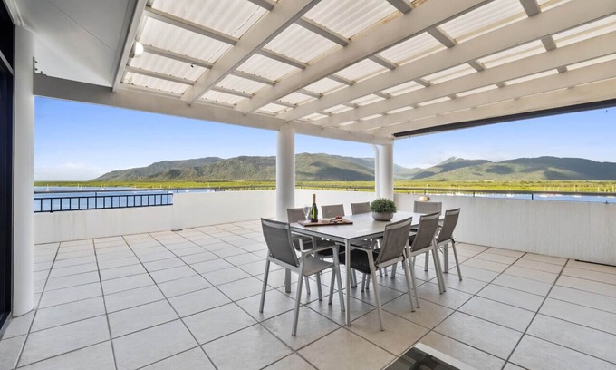 Cairns Central Business District Appartement | Luxury Oceanview Penthouse Cairns City