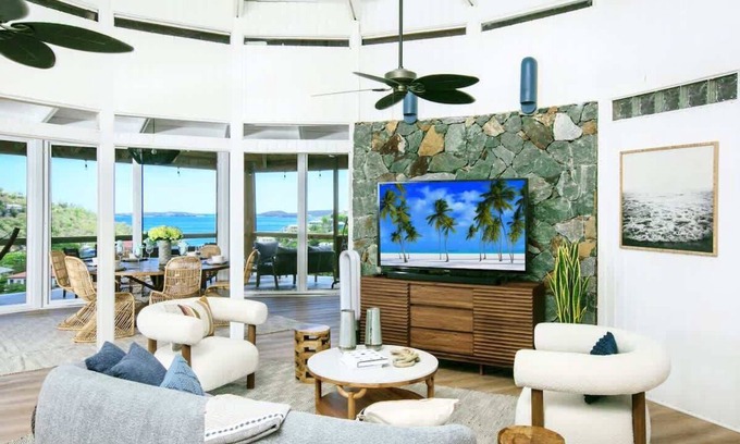 Estate Enighed Maison | Luxury Oceanview Villa | Walk to Beach & Dining