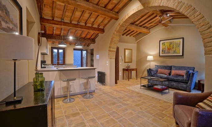 Montone Appartement | Luxury one bedroom apartment in the main Piazza of historic Montone