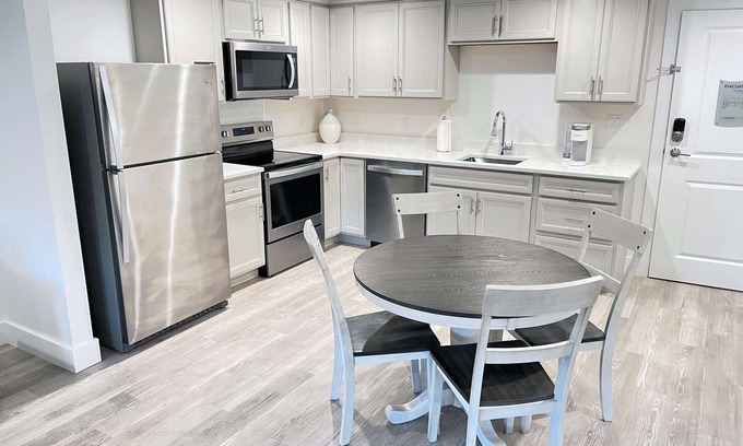 Plymouth Cultural District Appartement | Luxury One Bedroom Condo (650S.F.)