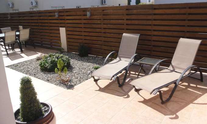 Universal Appartement | Appartement de luxe à Paphos avec un beau jardin et un jacuzzi privé