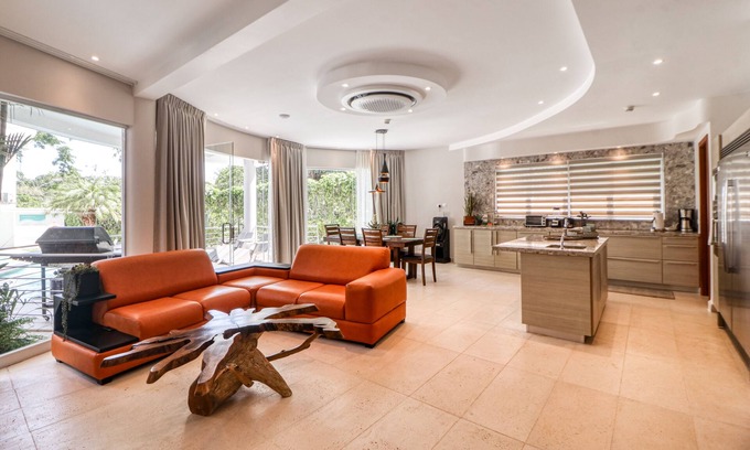 Jaco Copropriété | Luxury pool-front condo with private hot tub, balcony, fast WiFi - snowbirds OK