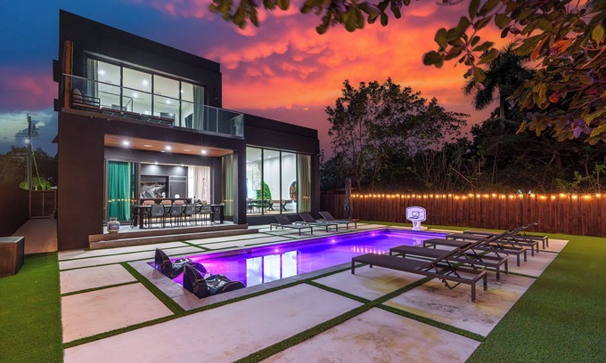 Buena Vista Maison | Luxury, Pool, Pool Table, Backyard, Grill, Near Little Haiti & Design District