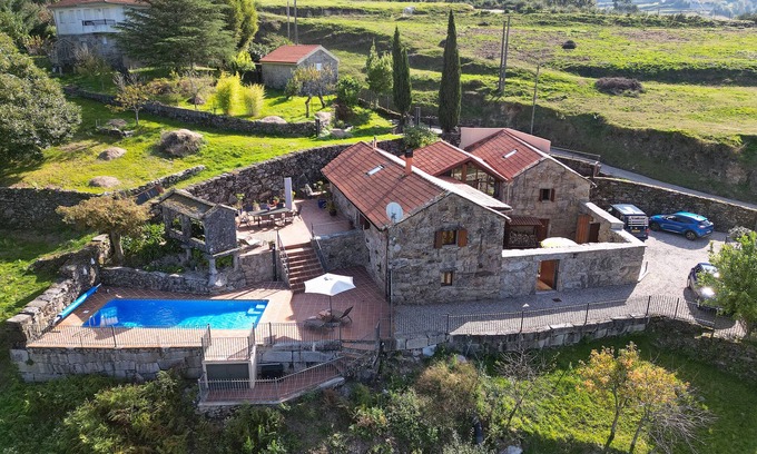 Covelo Villa | Superbe villa avec piscine dans un hameau rural mis en place dans les collines au-dessus de Vigo