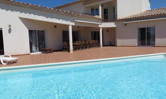 Sommieres Villa | Propriété de standing avec piscine entre Nîmes et Montpellier, jusque 30 pers.