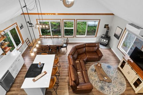 Paradise Estates Maison | Luxury Rainier Cabin-Sauna-Hot Tub-EV-WiFi