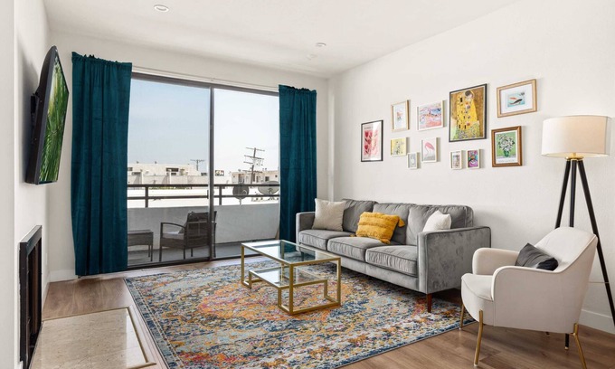 Sawtelle Copropriété | Luxury Redefined: 2BR Gem in Los Angeles