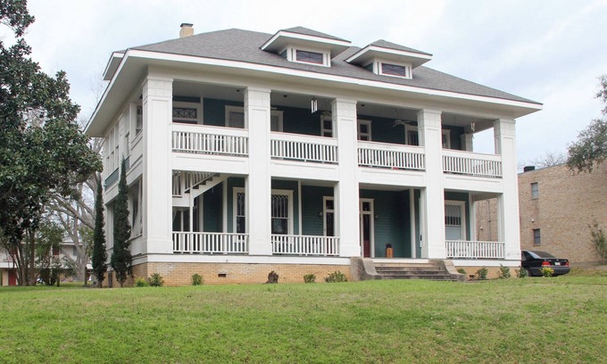 Brenham Maison | Location de luxe Avec plus de 3300 pieds carrés d'espace, de Downtown Brenham