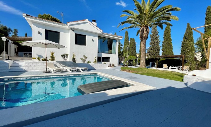 Peligros Chalet De Ski | Luxury Retreat in Monteluz: Pool, Gardens & Privacy. Granada
