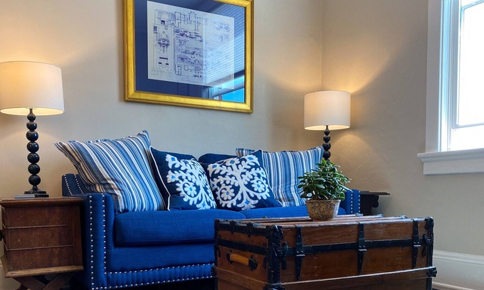 Spring Green Appartement | Luxury Retreat in Prime Downtown Spring Green Location