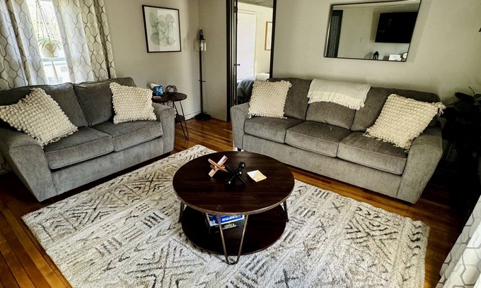Potsdam Maison | Luxury Retreat! Large 3 bedroom upstairs townhouse!Suny Potsdam in the backyard!