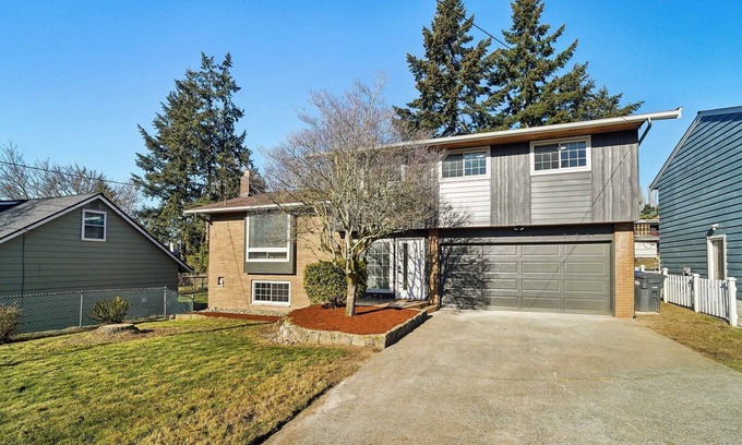 White Center Maison | Luxury Retreat near beaches, Only 12 miles to Seattle