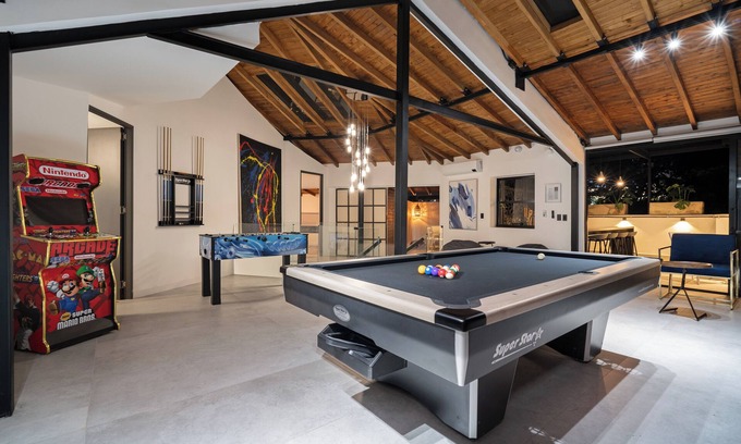 Alejandria Appartement | Luxury Retreat Private Sauna/Jacuzzi/Billiard/Gym