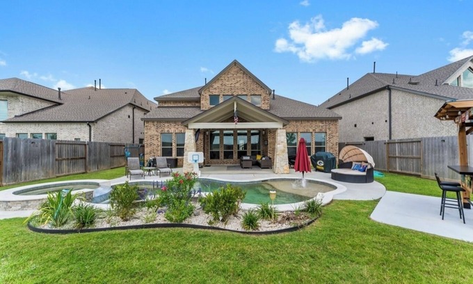 Barker Hôtel | Luxury Retreat w/ Pool & Spa