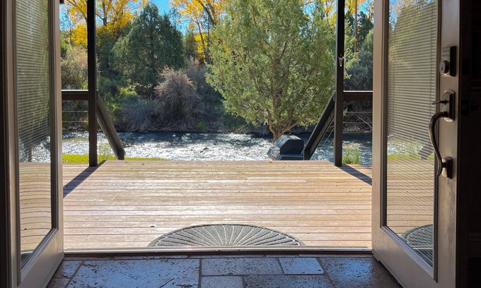 Hatch Cabine | LUXURY RIVERFRONT RETREAT: PET FRIENDLY: BRYCE / ZION, RAFTING, FISHING, HIKING