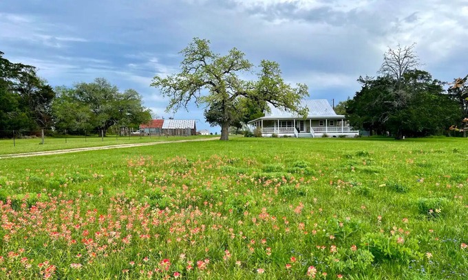 Round Top Maison | Luxury Round Top Farmhouse / 6mil to The Square