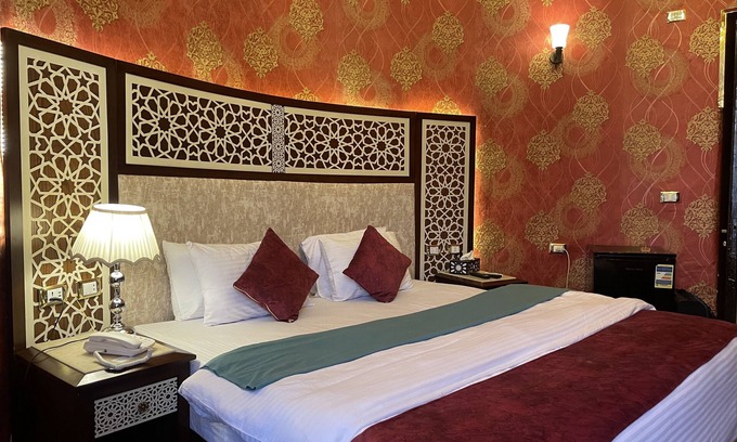 Qasr an-Nil Hôtel | CHAMBRE TWIN PRIVÉE. Vue de la ville