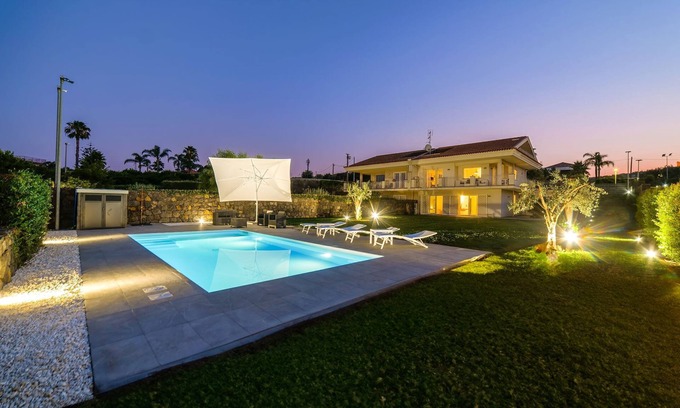 Aci Catena Villa | Luxe, vue sur la mer, vue sur l'Etna, prairie,3 km de la mer,ameublement raffiné