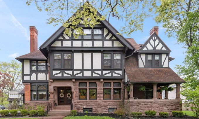 East Avenue Maison | Luxury * Seven Chandelier * Mansion