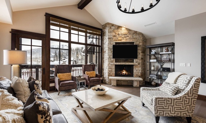 Empire Pass Copropriété | Luxueux Penthouse Ski-In, Ski-Out Arrowleaf avec vue panoramique