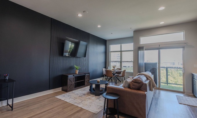 Deep Ellum Appartement | Luxury Skyline Escape / Sauna / King Bed / DT View