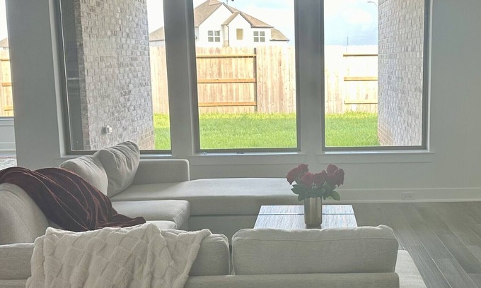 Katy Maison | Luxury, spacious, 5-bedroom home: central air, WiFi, and resort-style amenities